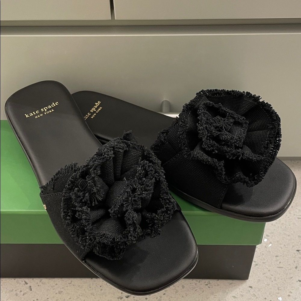 Kate Spade Flourish flat sandal in size 6 1/2